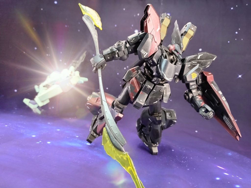 「もう1ぉつ!」もはや何機目かわからないジェガンを墜とす。彼が駆るはゲルググⅢ。4年前のアクシズ・ジオン抗争の際、ジオンマーズ先遣艦隊からアクシズに譲渡されたMSの内の1機。本来はジオンマーズと共闘して連邦政府を打倒する手筈だったのだが、グレミーという何処の馬の骨かもわからない坊主がのぼせ上がったせいで全てが狂った。物資受領の為にジオンマーズと接触している間に状況が混乱し、アクシズ・ジオンは内部崩壊、ジオンマーズも逃げる様に撤退。正規兵指揮官に回される予定だったゲルググⅢをそのまま拝借したのだった。傭兵の身でありながら運用規格外の機体を使わせてくれているシャアには感謝だが、“見てわかるエース機” の存在は敵味方の士気にも影響するというもの。人手不足のネオ・ジオンではこれも貴重な1機ということだろう。