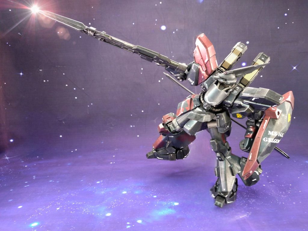 〜 0093.3/12 アクシズ南天 〜 「ちぃっ!ロンド・ベルってーのはどんだけいやがんだ! 聞いてたより多いじゃねぇか、本当に連邦本体はルナツーに居んのかぁ!?」シャア、ギュネイらの正規軍本隊が北天フィールドで応戦している中、傭兵部隊長としてネオ・ジオン艦隊の末席に名を連ねているトビアス・ライホは南天フィールドに居た。『新生ネオ・ジオン』と格好を付けてコロニー民衆の支持を得てはいても、ロンド・ベルによる度重なるコロニー臨検でろくに訓練も出来ず、新兵は実質ただの数合わせ。11隻という艦艇数も軍隊と呼ぶには少な過ぎる。そんな状況で、即戦力となるベテラン傭兵部隊が組織されたのは自然の流れである。中でも一年戦争からの古参であり、ハマーンのアクシズ・ジオンでも傭兵部隊を務めていたライホは、正規兵からも畏敬の念を集めていた。