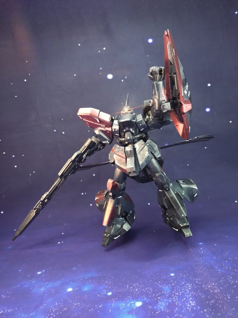 「こちらスティール・ハート! 状況が混乱していると判断し、臨時指揮を執る!アクシズは落下軌道に入った!作戦完了、全機撤退!全機撤退だ!TurnBackBackBack!! Return to Home!! 全員生きて還れ!」アクシズの進路の事など知らなかったが、嘘も方便である。説得力のある人物が短い言葉で自信有りげに言い切れば人はついてくるものである。ギレンの演説も同じ手法なのだが、ライホの動機は純粋だった。傭兵という身分なので本来、正規兵に対する指揮権は無いのだが、ライホの “実績” ならば異を唱える者もおらず、崩れかけていた戦線の中で道標を示すものとなった。「METAL WALLだ!」「やっと終わりか…」「1番機が居ないんだ!」「動けない…」一気に様々な声が溢れた。そして少し遅れてレウルーラからの撤退信号が上がった。