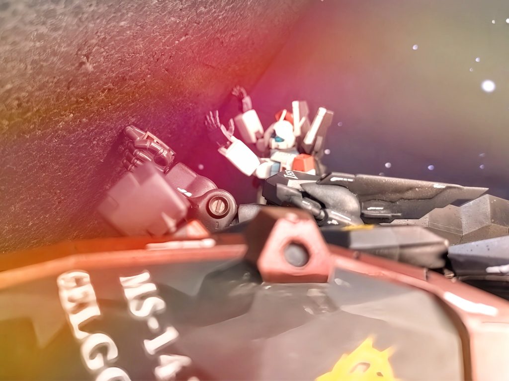 戦闘は終わった。だが “戦い” はまだ終わっていなかった。ルナツーから駆け付けた連邦艦隊の艦載機が次々にアクシズに取り付いていく。既に重力の井戸に落ち掛かっている巨大な小惑星を、MSが束になって掛かった所で動かせるワケが無い。理屈では解っていても、その連邦機達の心情は理解できた。そしてそれよりももっと本能的な領域で「こんな物を落としてはならない」という肌感覚。気付いたら隣にジムⅢの顔があった。フルスロットルでアクシズに手を突く。僅か数年とはいえ自身の五感で感じた、あの大地を、あの海を、あの森を、あの砂漠を、あの空を、あの命達を、あの人々を、この星を人の業で潰すわけにはいかない。