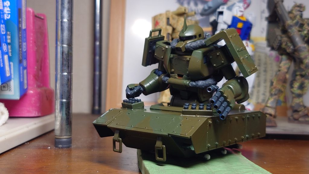 陸自の74式戦車をイメージした二色迷彩。