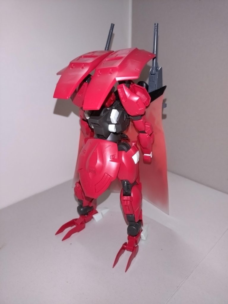 肩アーマーごとシールドを跳ね上げる両ひざを曲げ完成