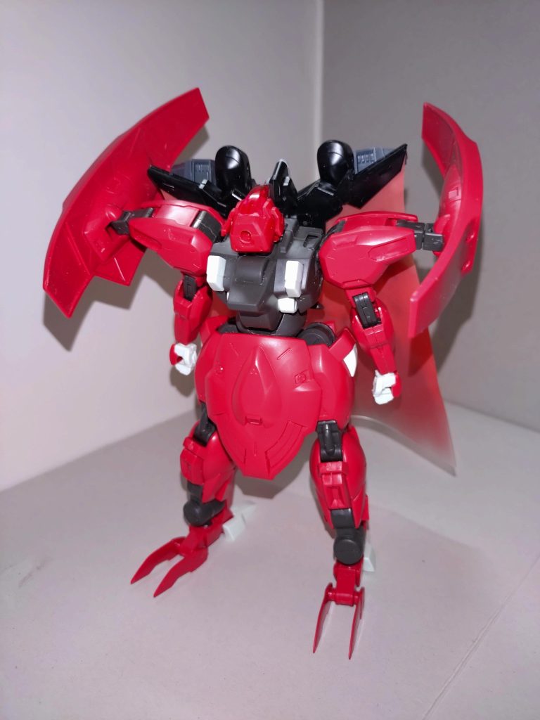 さて、前回お伝えできなかったMA形態への変形プロセスをご紹介しよう。 まず頭部と下半身を180°回すシールドを横向けにする。このとき、凸面を下にしておく