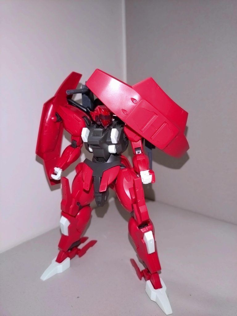 アンビカー2　複合兵装防盾システム両肩に装備された、4門の速射砲を内蔵するアンチビームシールド。防御から即反撃に転じられる。速射砲は実弾。