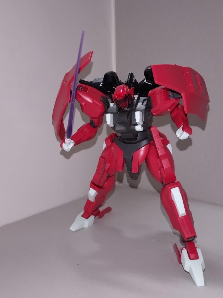 ビームサーベルダリルバルデではイーシュヴァラBへの内蔵型になっていたが、本機ではグリップを持つ一般的なビームサーベルになった。両ひざ裏にラックがある。