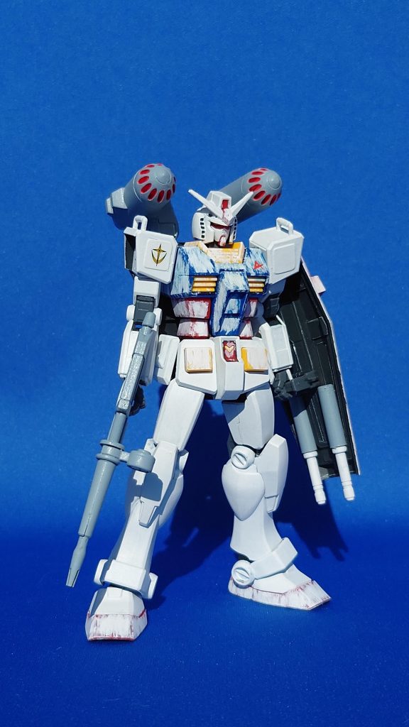 ビームサーベルはシールド裏に装備。