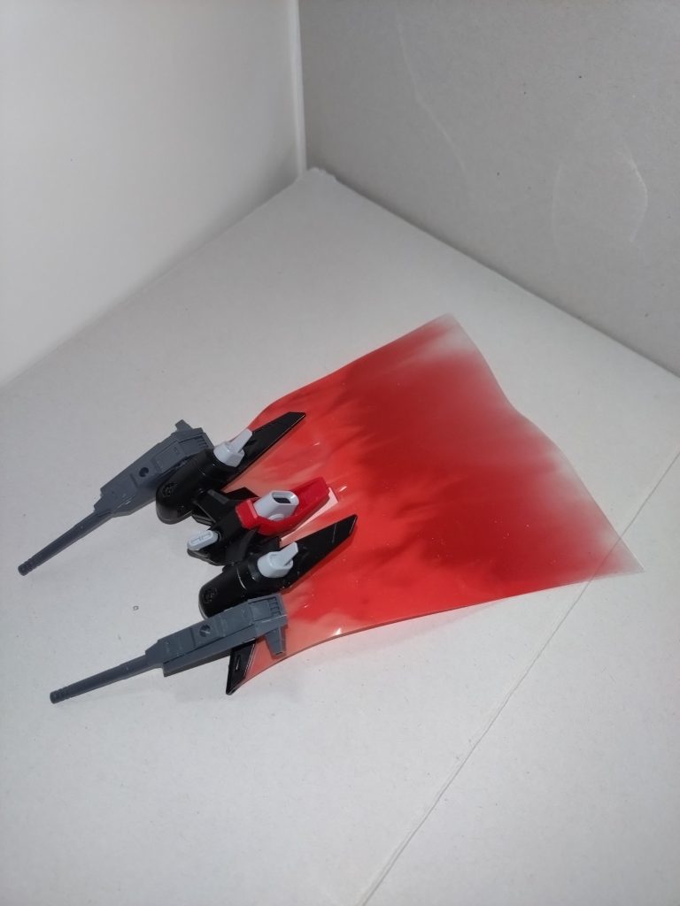 本作品を制作していたとき、シヴァのビームマントを使うことをハナから決めていたのですが、最初は「ギャンクリーガーのビームランスか、ヴィダールのバーストサーベルをメイン武装に、ナイト風に仕立て上げる」ことを考えていました。しかし、ナイト風にすると30MFとかぶるので(現に当家にリーベルファイターがあります)、結局、以前のグラウファルケ(シュバルゼッテ改造)に倣って、いつもの可変機化に落ち着きました。シール類は胸部の1箇所を除いて貼っていません。