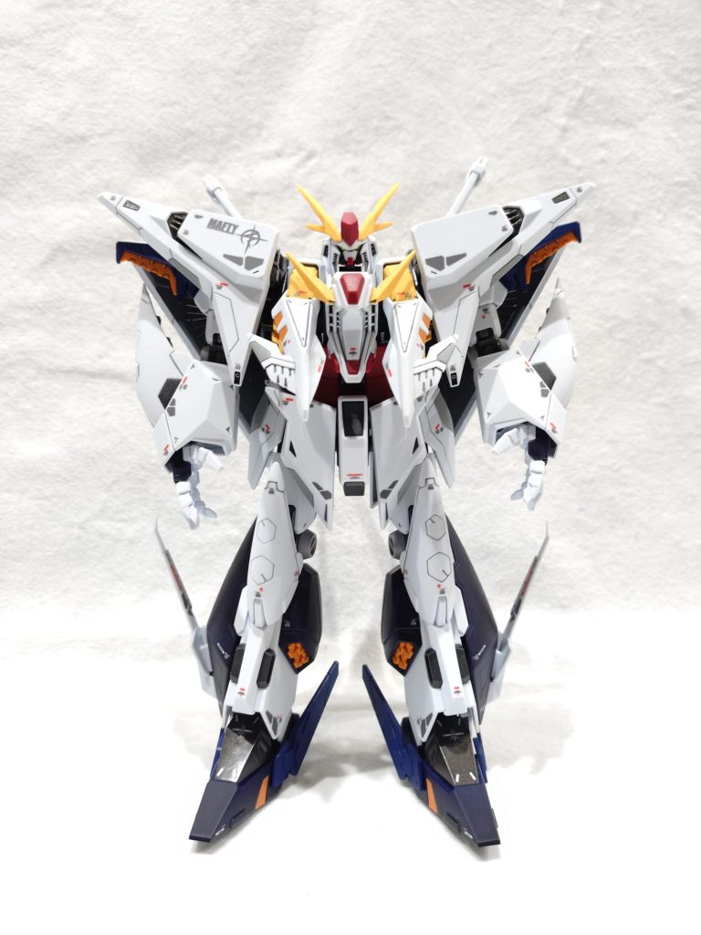 正面から引きで見ると分かりづらいですが、塗り分けた場所もあればHGでは珍しく外装から内部フレーがカッコよく見える場所もあります。