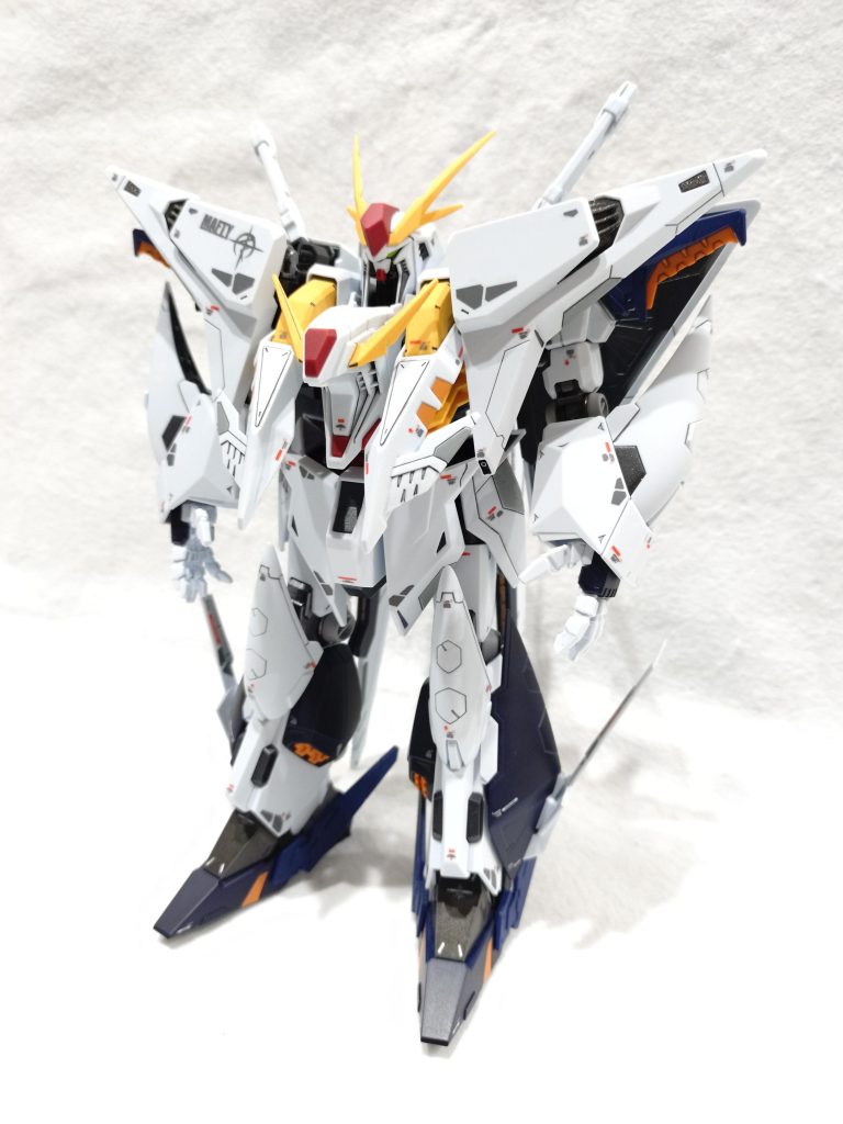 他社製品の水転写式デカールですが情報量をアップ。ただ機体が大きいせいで全然デカールが足りませんでした。