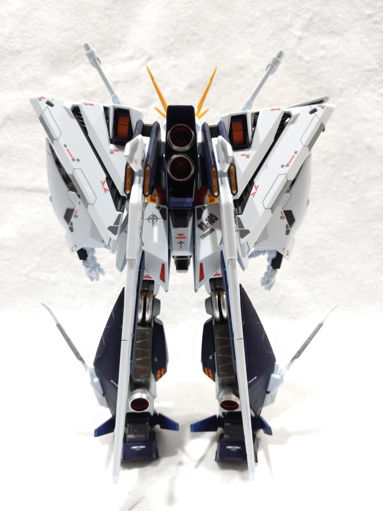 後ろ姿がめちゃめちゃカッコイイと思うですよ。載せてないですが、バーニアの中心になっているボールジョイントは蛍光レッドで塗装してあるのでブラックライトを当てるとLEDを仕込んであるみたいに綺麗に発光します。一応自分で考えたものですが他の人もやってるでしょうね。でも費用対効果は抜群なのでオススメです。