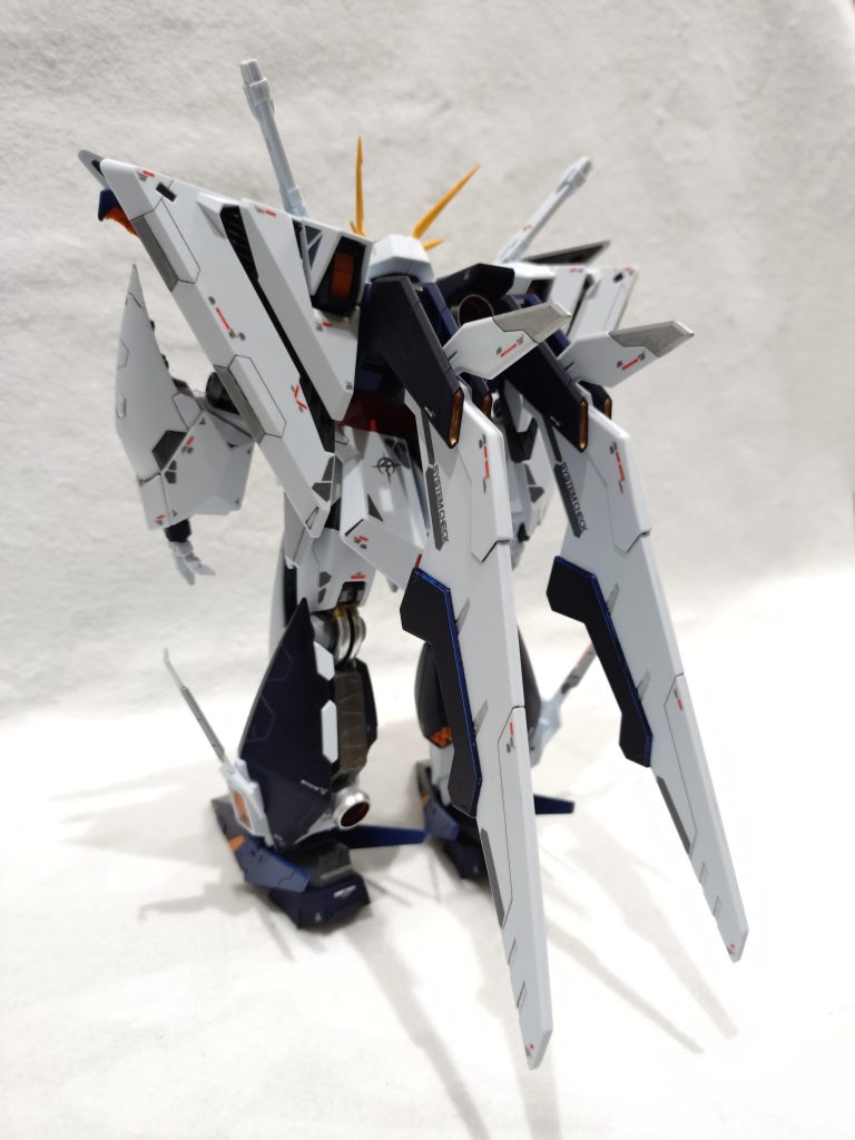 合わせ目は消してません。でも肉眼で見ないとあんまりわかんないからいいかなと思ってます。ウィングバインダーは塗り分けてますが、缶スプレー使ってるのではみ出して修正をしてます。これも肉眼じゃないとわかんないからいいかなと思います。結局は自己満足ですから。