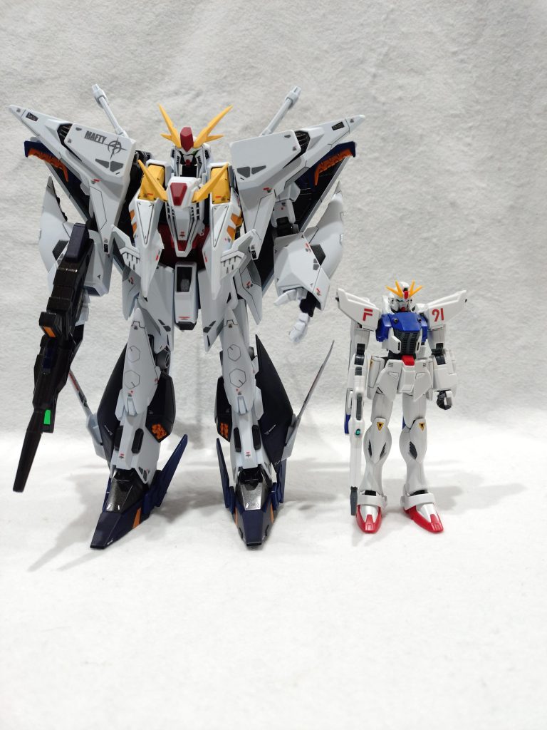 縦に並べると遠近法かな?と思うかもしれないので横に並べてみました。 デカい…