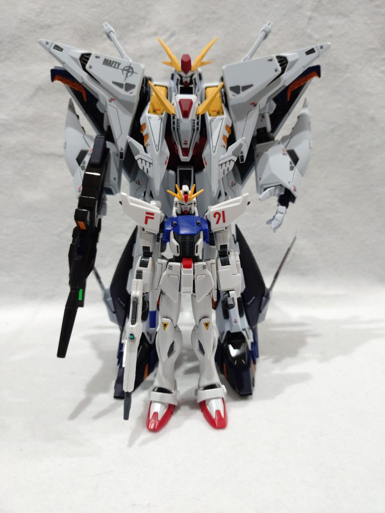 以前簡単フィニッシュで作成したF91君と一緒に撮影。デカい…