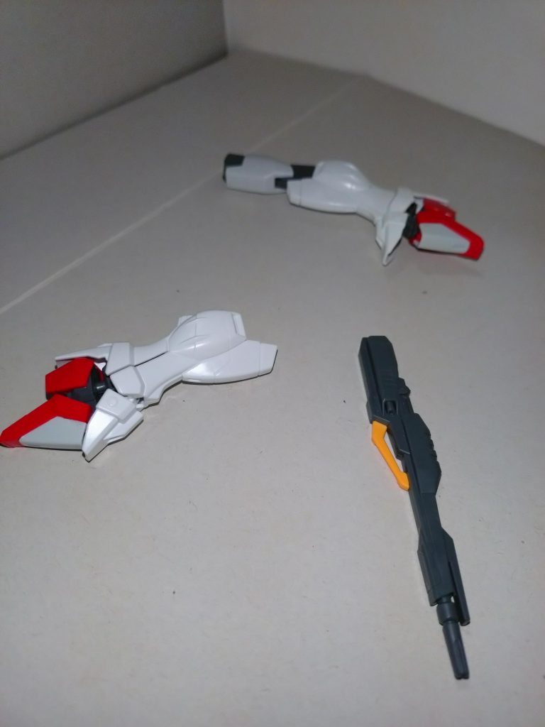 〜ある日のガンプラバトルにて〜  初華「こころ先輩が···負けた!?」  こころが2年にわたり愛用してきた、インパルスとウイングゼロのミキシングガンプラ「インパルスアキピテール」。だが、その疲労は如何ともし難く、この日のデストロイとのガンプラバトルで両脚をもがれ、ツインバスターライフルは片側だけになってしまう。 こころ「遺憾ながら、このレッグフライヤーを放棄する」