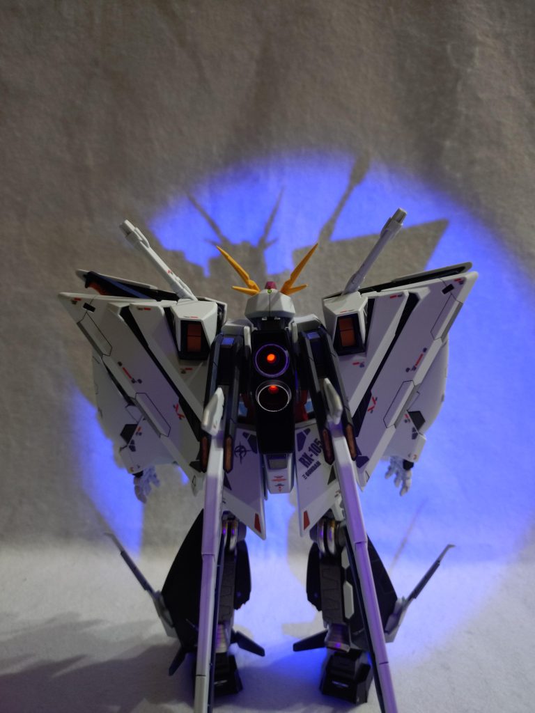 追記バーニア内部をブラックライトで光らせた状態をみて欲しくて載せました。ボールジョイントの先にビンから直接塗料を爪楊枝等ですくい取って塗りつけるだけの簡単な作業の割には綺麗に発光するのでオススメです。