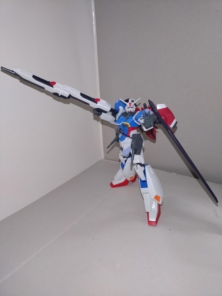使用キットは次の通りです。両手→ビルドナックル・丸両脚→Zガンダムバックパック→イモータルジャスティスビームライフル→ストライクフリーダム、イモータルジャスティスビームサーベル→ウイングゼロ腰部速射砲→MSG連装砲その他→インパルス MA形態は次回。
