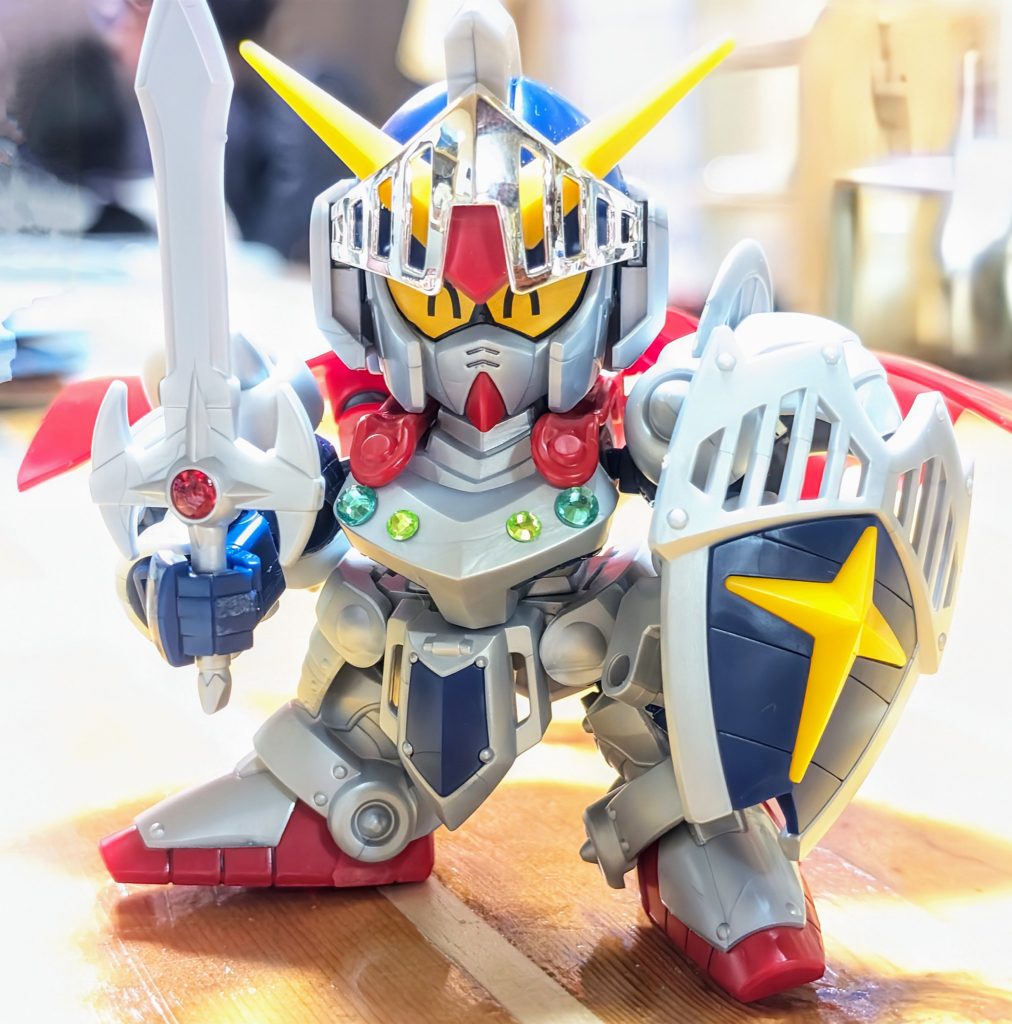 バイザーを上げると笑顔。ナイトガンダムをカッコ良くキメたい私でしたが、娘が「可愛いガンダムが好き」というので、協議の上、娘がガンプラで遊んでくれるように可愛い路線に決定！娘がキラキラシールで胸にアレンジをしてくれました。ナイトガンダム、クラスアップ！