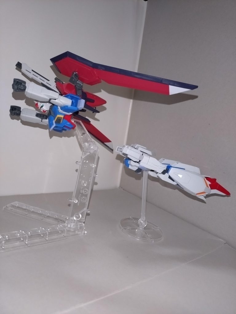 合体の様子。美咲「ガンダム以前のスーパーロボットのような飛び方だね。拳を前に突き出してるし」