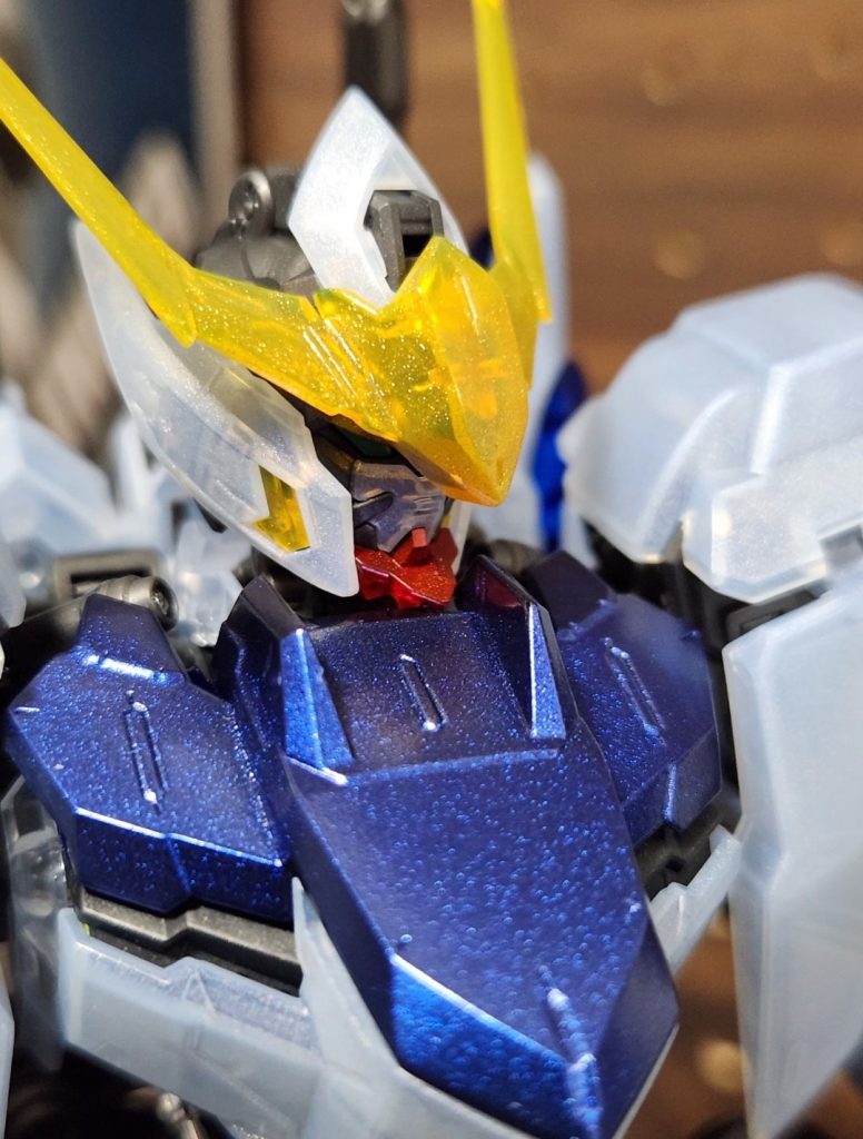 バルバトスクリアカラーは透明感が強めだったので、究極レインボーやデュアルメタリックとクリアカラーの組み合わせで、ラメ入り曇らせ塗装をしました。胸部の追加装甲の青色部分のみ完全に塗りつぶしています。バルバトスの口は黒と赤のパーツの組み合わせですが、マスキングして赤に変更しました。