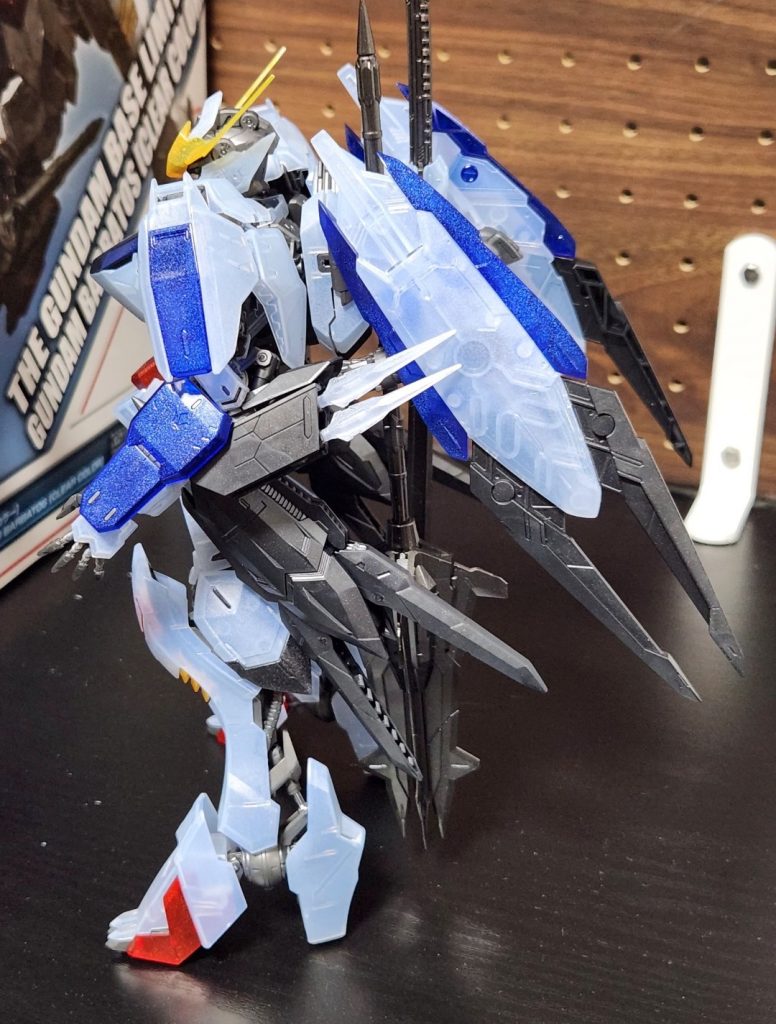 第5形態の宇宙用ブースターがかっこよかったので、位置調整して装備しています。色々ゴテゴテしているのでポージング干渉が激しく、ほぼ仁王立ちです。