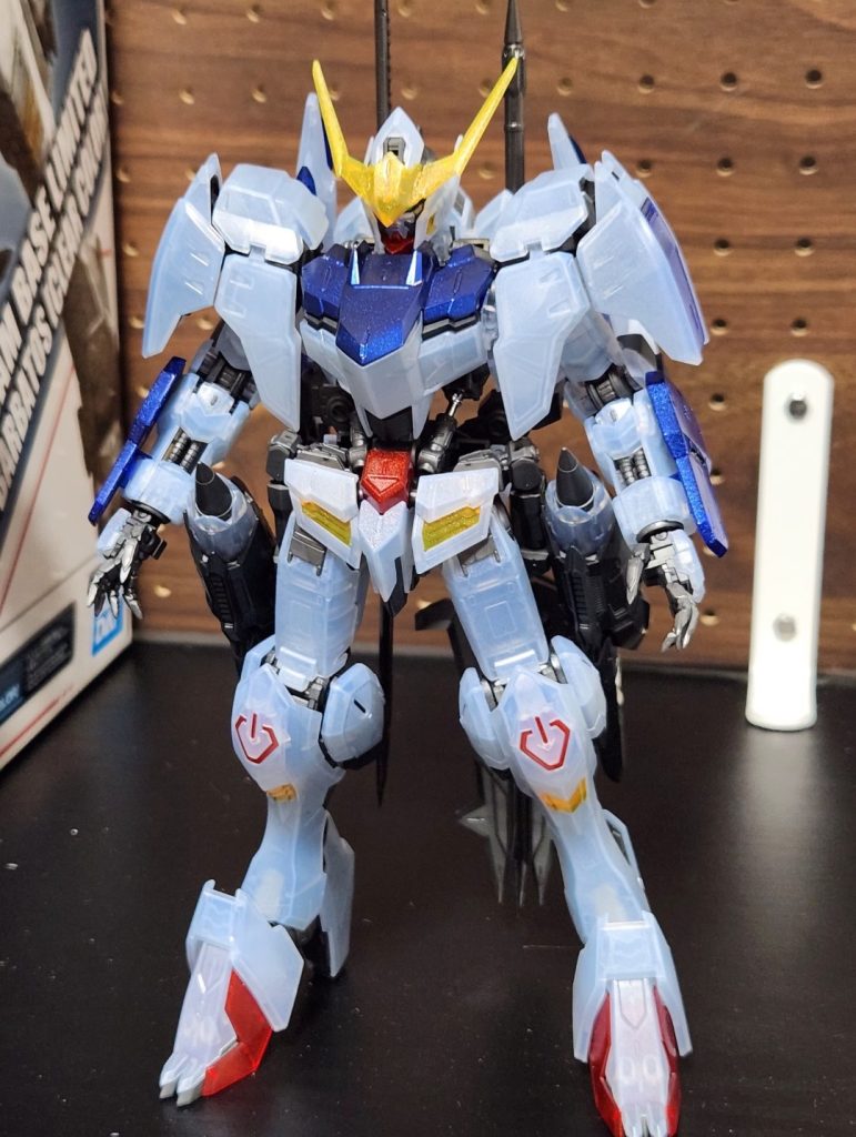 背中が重たい割にヒールでしっかり踏ん張ってくれています。全体的な色のバランスは結構整えられたのかなと思います。白は究極レインボー→クリアーホワイト赤はプレミアムメタリックレッド深紅青はデュアルメタリックサマースルー黄はデュアルメタリックオータムオレンジ実は盛大に失敗しておりまして、パーツが溶剤に負けてしまい、パーツ表面が凸凹のつや消し仕様になってしまいました。究極レインボー塗装時点では問題なかったのですが、クリアーホワイトを重ねたら色ムラならぬ溶けムラが出てきてしまいました。デュアルメタリックでも同じ事が起こったので、SHOW UPさんの塗料は直塗りは危険ですね、学びました。凸凹は乾燥後ヤスリがけして整えました。