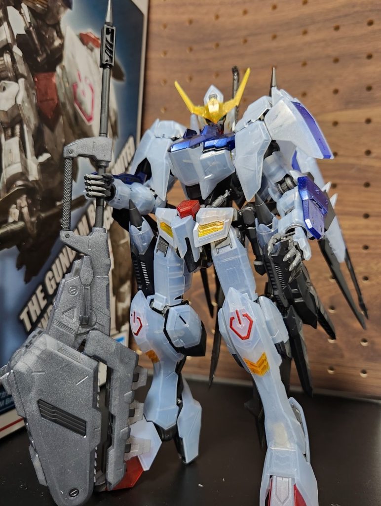 大型特殊メイスは究極レインボー→クリアーブラックで塗装。色々失敗がありましたが、装甲のラメ感や色合い、白装甲の透明度調整などは結構満足しています。最後まで観て頂きありがとうございました!