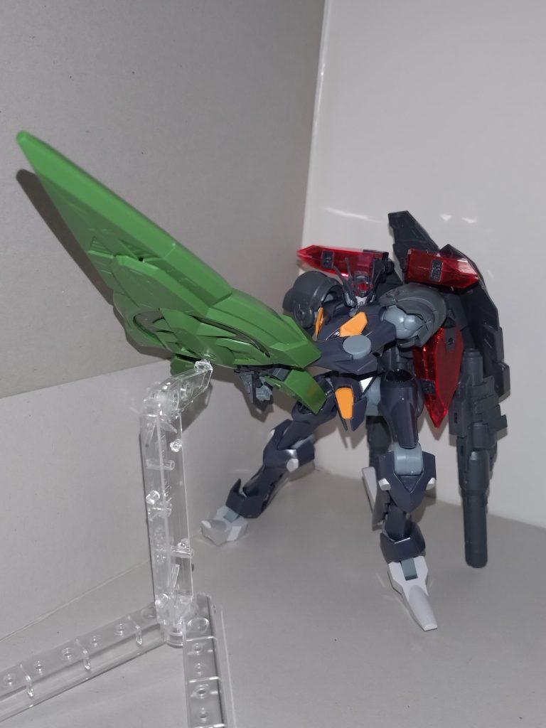 華奢な腕と脚である上に背負いものが重く、支えがないと倒れやすいだけでなく、手甲パーツが外れやすくなってしまいます(汗)ファラクトの肩アーマーは、30MFナイトオプションより。前方は3mm両凸ジョイントを使い、後方(見えませんが)はランナー切り出しで接続ジョイントを自作して繋ぎました。