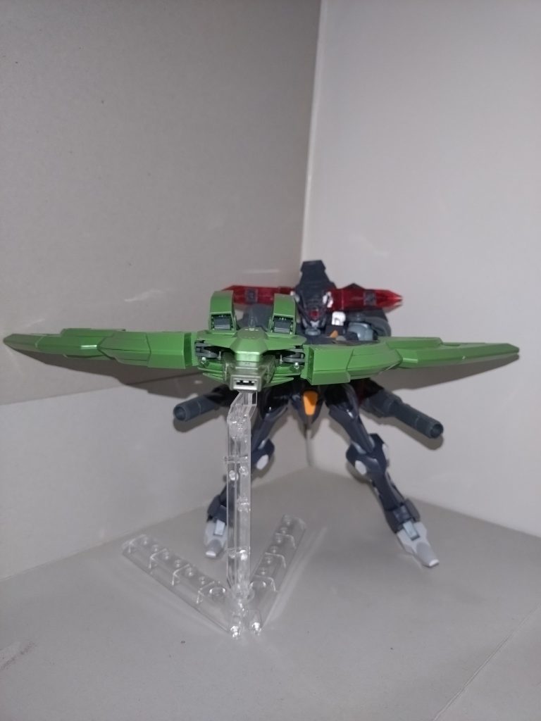 ボウガン形態にして、ナックルバスターとの一斉射撃···なんてのもよさそう。 スケールが上がるぶんジオニックソード側が小さくなりますが、HGUCサイコガンダムやHGCEデストロイ、各MGに持たせたら、よりシッカリとホールドしてくれるかも？