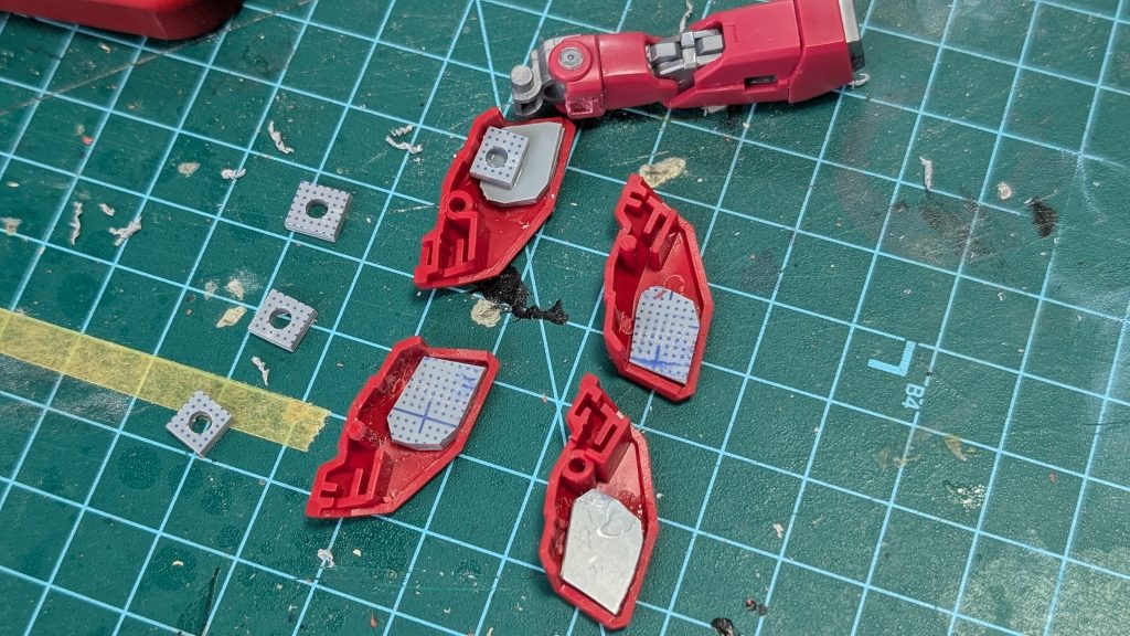 肩部を移植するにあたり、変形するために折りたたみ機構を維持できるように、関節をプラ板で制作しました。もっと楽なやり方があったかもしれません…