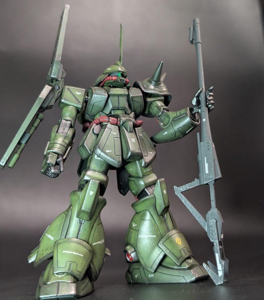 モノアイ部は軽く掘ったあと蛍光塗料で塗装しレジンを盛ってあります