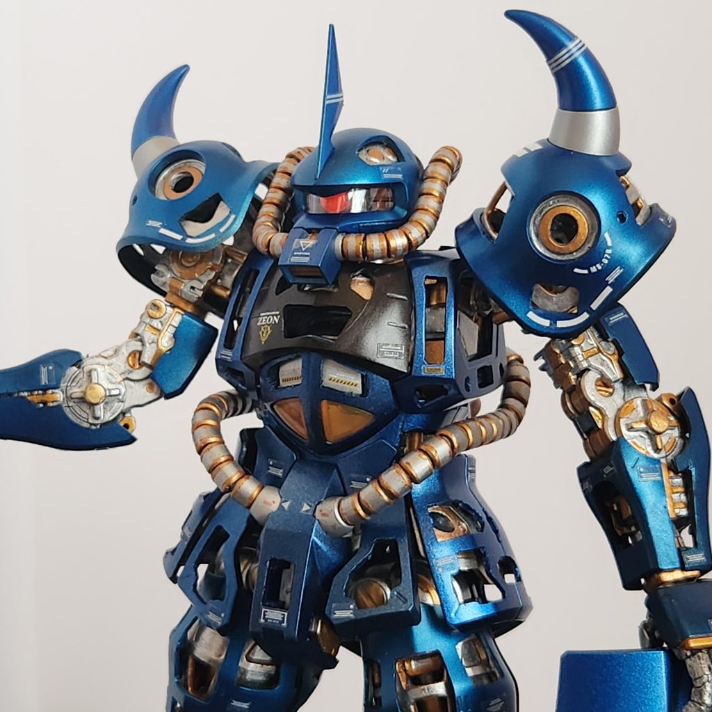 せっかくの内部メカが装甲で見えなくなるのが勿体なくて、掘って削って中が見えるようにしました。