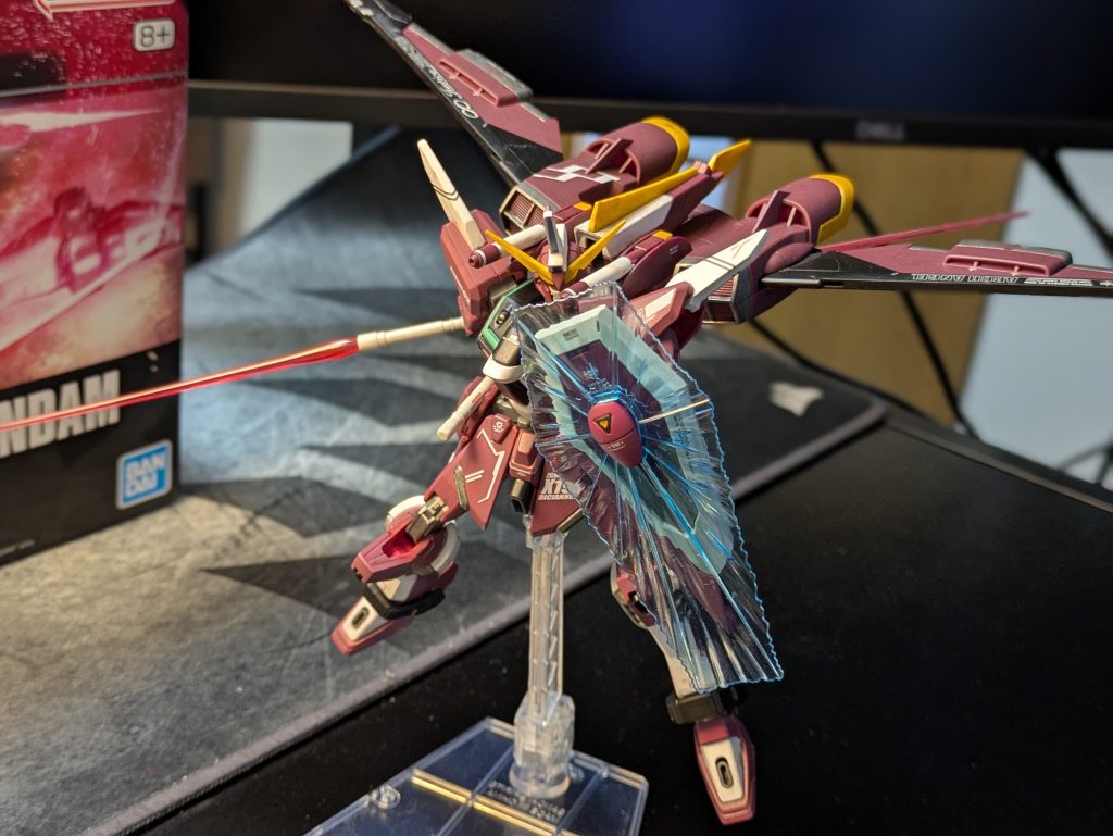 ジャスティスといえば、盾を前に出して構えるイメージありますねぇ〜