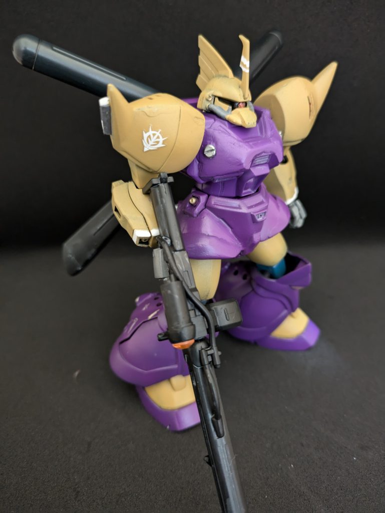 HGUCの中でも古い方なので、色々と気を使うキットです。可動部分を増やそうと肩の接続を変更しましたが、あまり改善しませんでした。