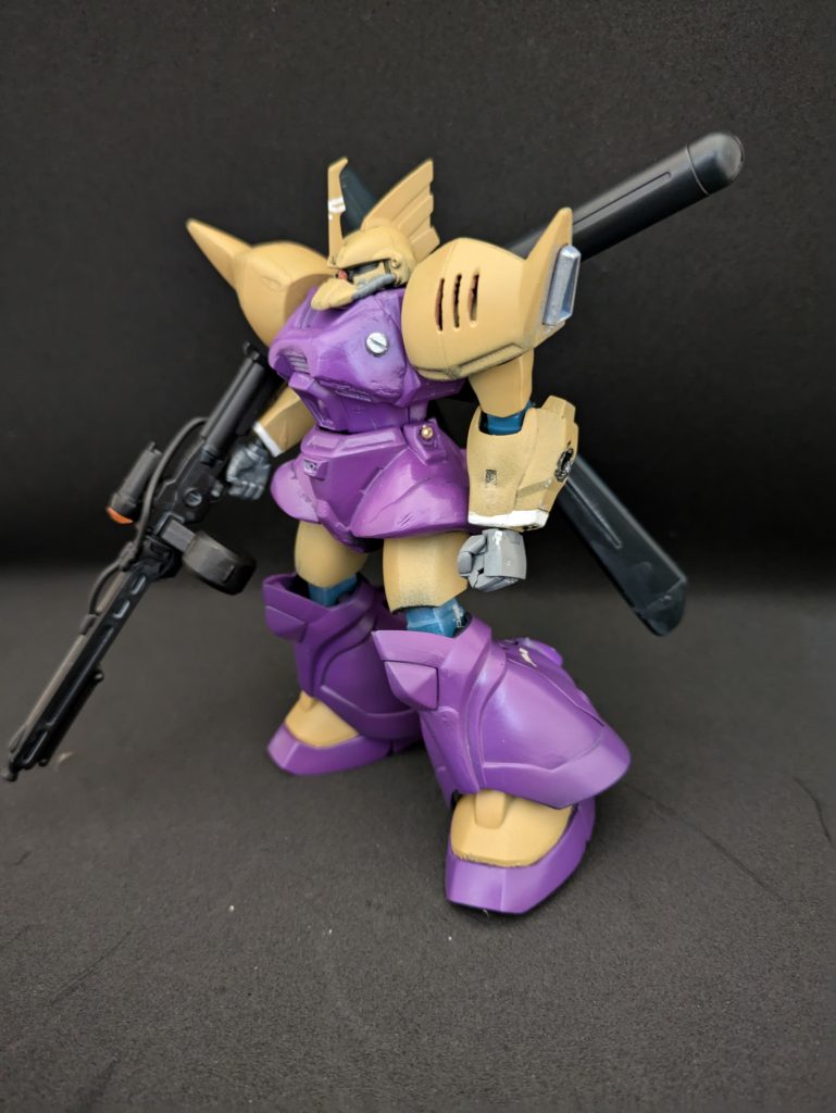 キット全体の関節が弱いのか、色々とヘタってしまいます。盾の重さに耐えられず、ポーズが取れないので、外しました。作成忘れではありませんよ〜。