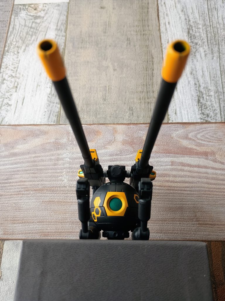 砲の付け根の銀色はリーオーの手首。