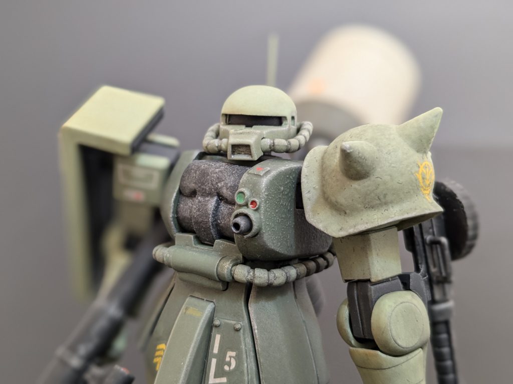 顔のモノアイも幅詰めして狭くしてます。後頭部にアンテナを3本立たせてます。(アンテナ好きなんですね…5作ともアンテナ付いてるような…)