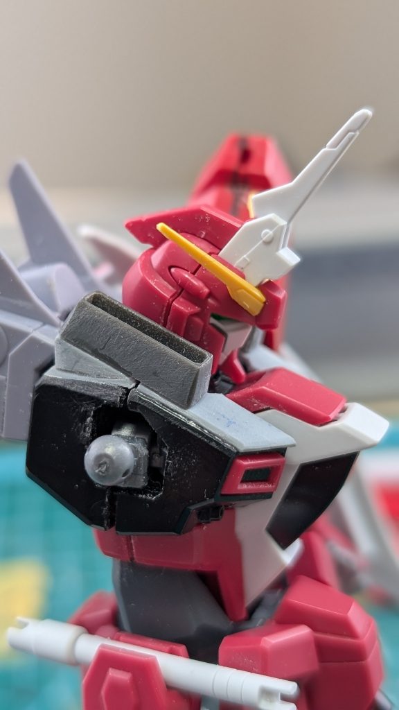 首周りは積層プラ板を斜めにカットし、水平にならしてディテールアップパーツを取り付けました。