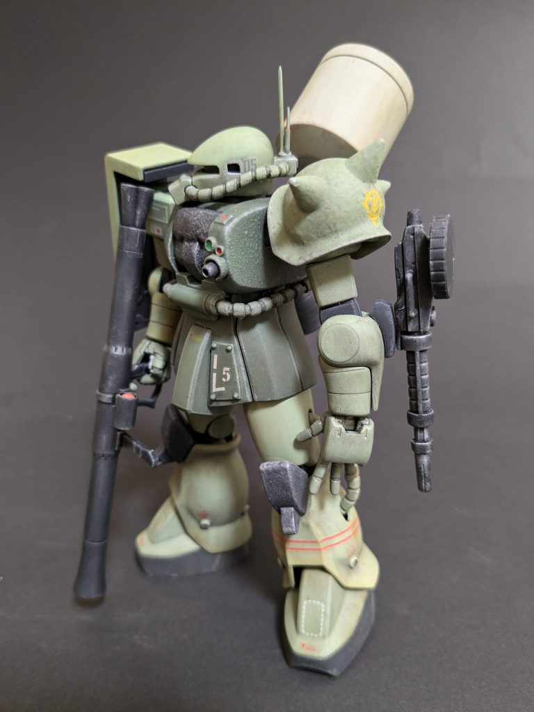 ザクマシンガンとザクバズーカを両方持たせたいのでザクマシンガンは小改造で肘部に取り付けました。(ダグラム風?)