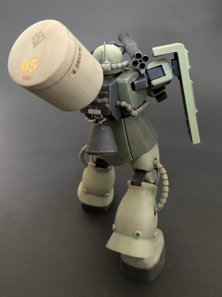 大型スラスター化なら燃費は悪いと思い、デカいプロペラントタンクを装備させました。会社の後輩からは不評でしが…後輩の勧めで細長いしゅっとしたタンクも試しに取り付けてみましたが私的にイマイチ……ザクは少し不格好の方がいいと思いますね…