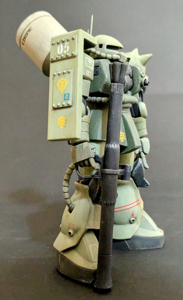 シールド部を補強した感じにしてます。ガンプラ5作目なので05です。