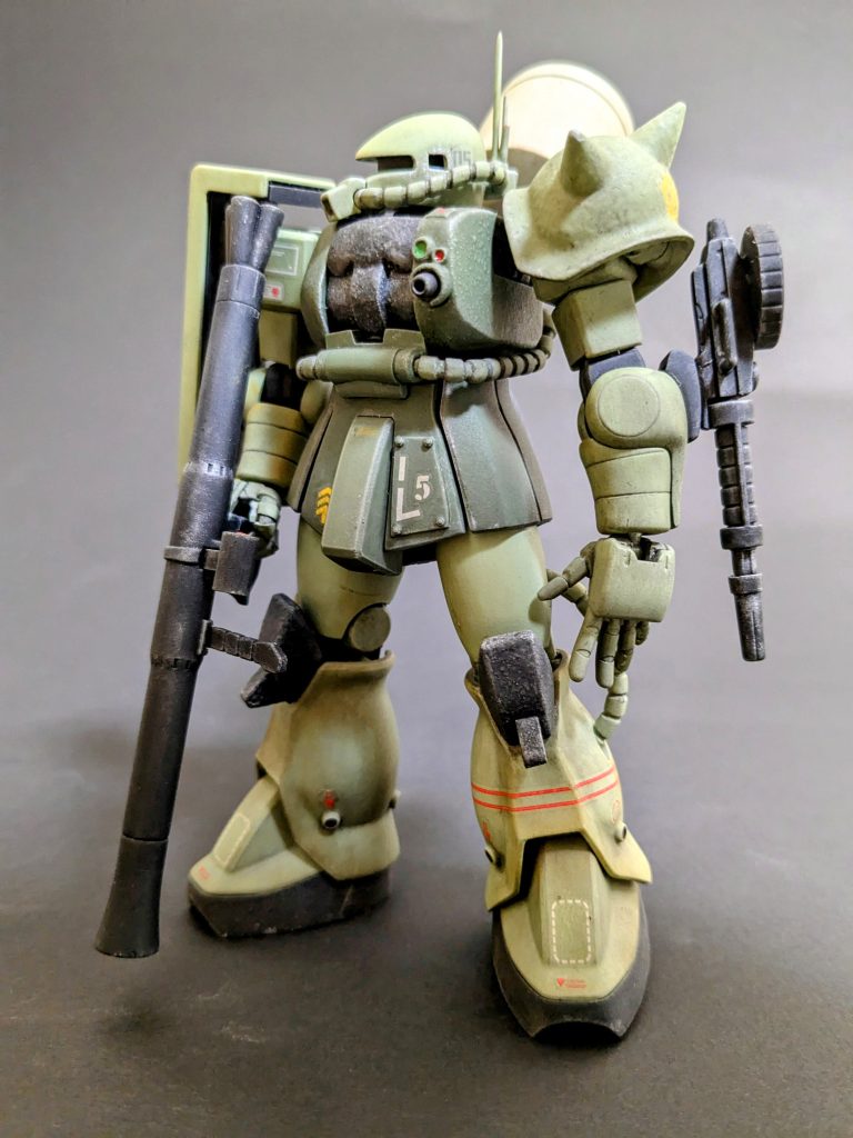 胸、肩、膝、スリッパの部分をとんとんと筆で溶きパテ使って鋳造風に処理、戦車のプラモ技法をネットで学びました。改造点は、胸を第三弾EGガンダム陸戦型の様にエポキシパテ等でデコレーション。赤と緑の所はクリアーで光沢化。その下はバルカン砲と思って下さい。