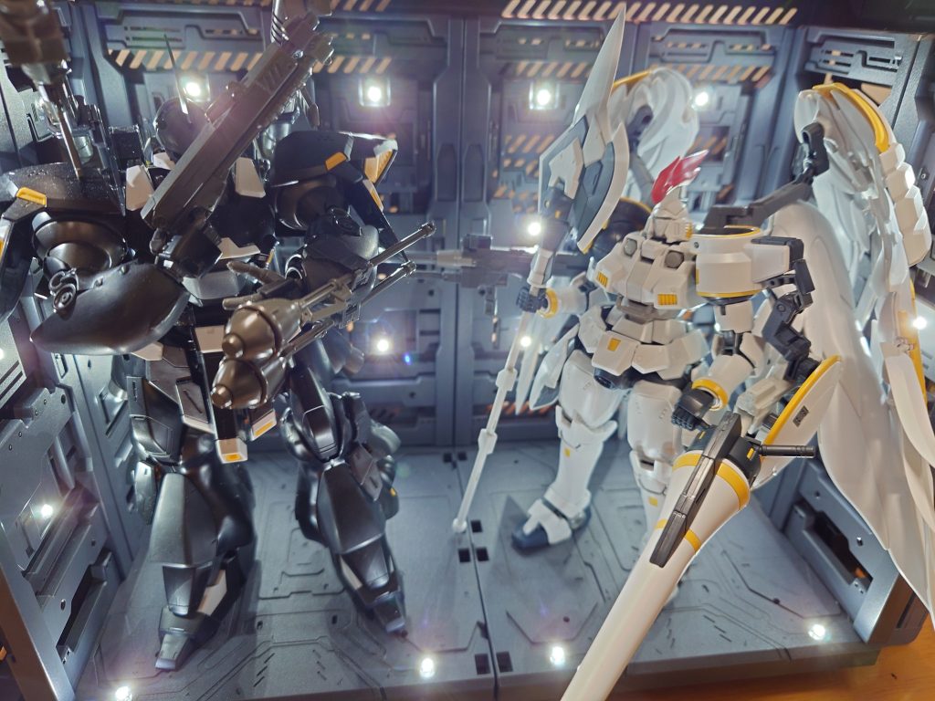 今回は、ケンプファーシュベーアとトールギスＦ ＥＷのミキシングです。素組みでも十分かっこいいので、半年くらいこのまま飾ってました。