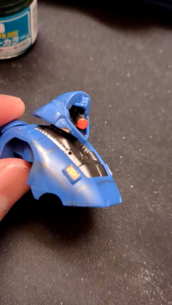 モノアイの可動化は余ったランナーを頭のサイズに合わせて切り取り、直径1ミリのピンバイスであごとランナーに穴を開けて真鍮線を刺して接着。そこにウェーブさんから出ているh・アイズ1を接着して可動化させました。(説明が分かりづらくてすみません💦)