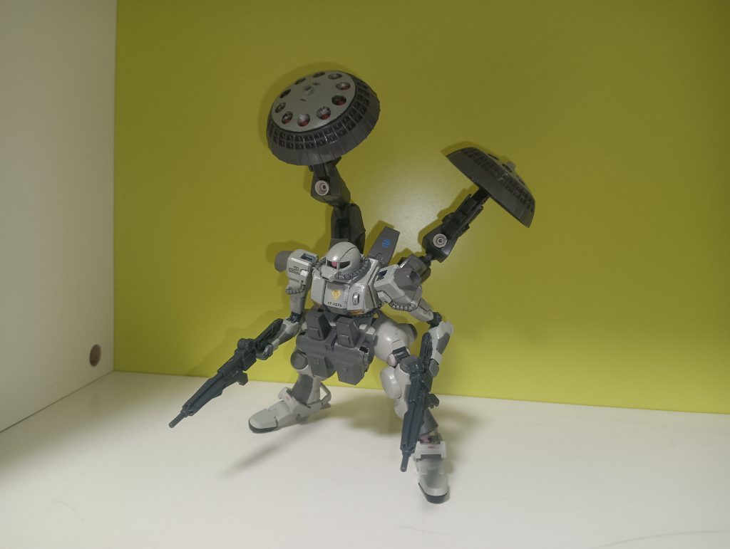 前屈みなハイザック君