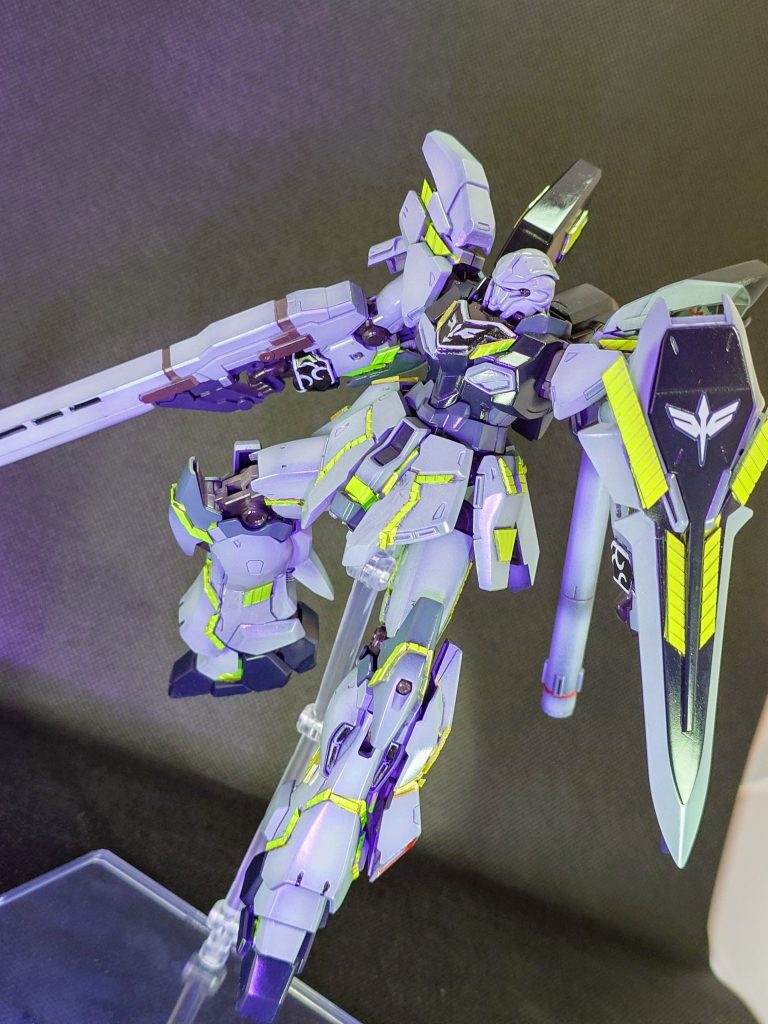 肩や腕のサイコフレーム増設のためパーツは、磁石にて接続しております。サイコフレームはゴールドに塗装後、蛍光イエローにてコーティングし発光状態を再現しています。