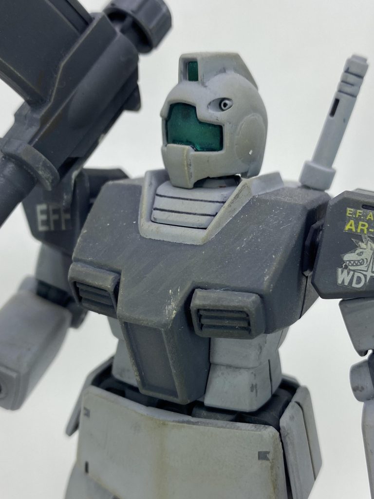 改修点肩と胸部ダクトをFGガンダムから移植顎を削ってドリキャス版(MG準拠)のシャープなラインに部隊章などはゲーム攻略本の付録シールを使用その他、ハンドパーツをビルダーズパーツに交換した程度で可動部分はいじっていません。