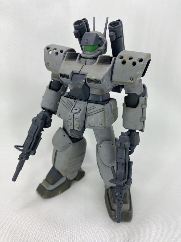 今回は本体の改修らしい改修はなく、カラーリング変更が主です。肩やバックパックの円形モールドはリューターで開孔してあります。ホワイトディンゴ隊のガンキャノンといえば100mmマシンガンの二丁持ち!ここはしっかり装備させました。