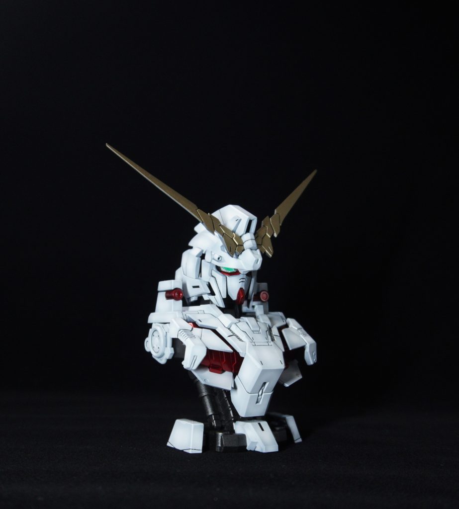 ホワイトは黒立ち上げ、赤はキャンディ、フレームはメタリックツインアイはUVレジン乗せて仕上げました。