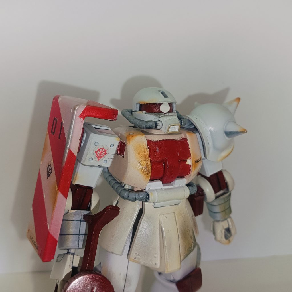 盾に着いてるゴミみたいなやつは蛍光シールです！暗闇で光当てると発光して綺麗になります！