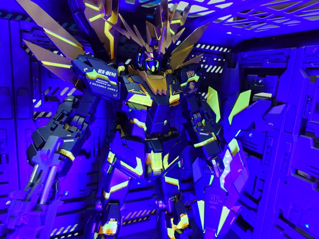 せっかくのクリアパーツを活かそうと思い、蛍光オレンジで塗装しようと思ったのですが、手元に無かったのと、いい感じのオレンジにしようと調色した結果こうなりました。